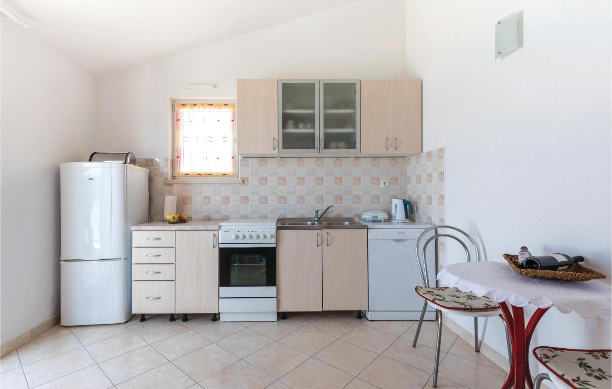 2 Bedroom Lovely Apartment In Komarna Klek Luaran gambar